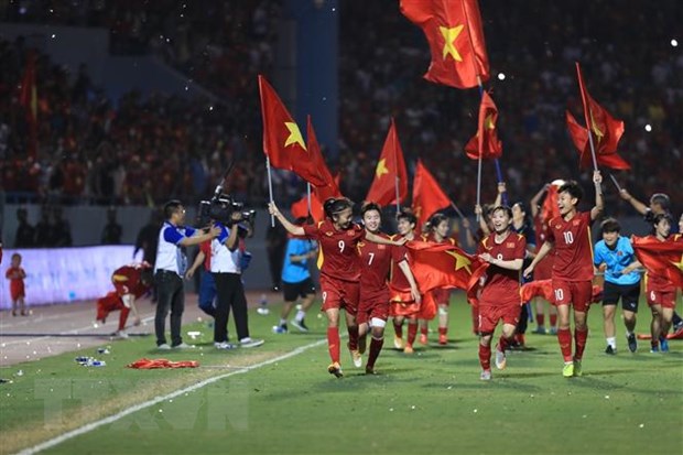 Niềm vui bất tận của các tuyển thủ nữ Việt Nam khi bảo vệ thành công tấm Huy chương Vàng SEA Games trên chính mảnh đất quê hương. (Ảnh: Hoàng Linh/TTXVN)