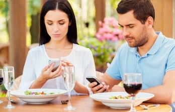Điều gì xảy ra cho cơ thể khi bạn vừa ăn vừa xem điện thoại?