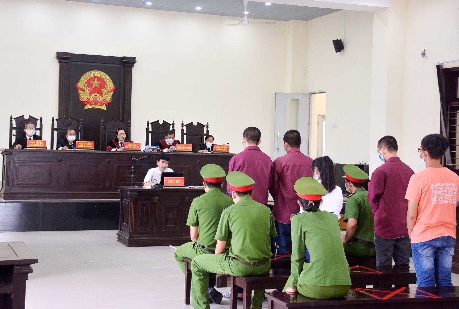 6 bị cáo trong băng nhóm lưu hành tiền giả bị đề nghị xử phạt từ 6-13 năm tù