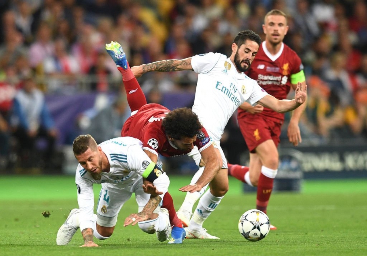 Ramos gây chấn thương cho Salah ở trận chung kết năm 2018 (Ảnh: Getty).