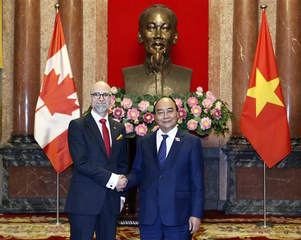 President receives new ambassadors from Ukraine, Canada