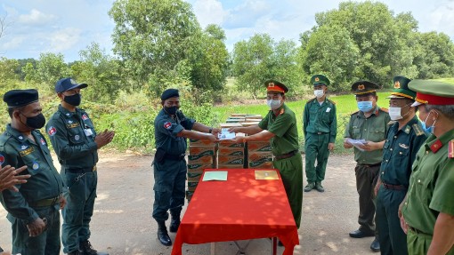 Vĩnh Hưng trao tiền hỗ trợ Campuchia bảo đảm an ninh trật tự bầu cử Vĩnh Hưng trao tiền hỗ trợ Campuchia bảo đảm an ninh trật tự bầu cử