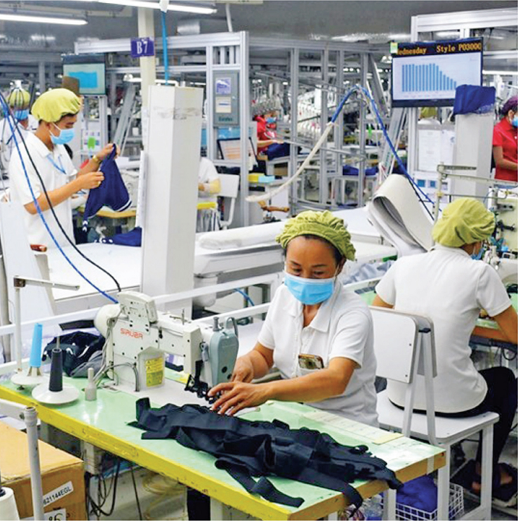 Doanh nghiệp bảo đảm sản xuất để công nhân, lao động có việc làm và thu nhập (Ảnh chụp tại Công ty TNHH Texray)