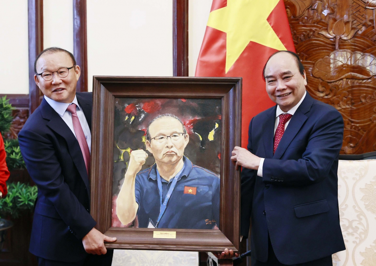 Chủ tịch nước Nguyễn Xuân Phúc tặng bức tranh lưu niệm cho Huấn luyện viên Park Hang Seo.