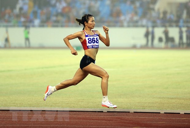 Vận động viên Nguyễn Thị Oanh (Việt Nam) bứt phá về đích và giành huy chương Vàng nội dung chạy 5000m nữ. (Ảnh: Huy Hùng/TTXVN)