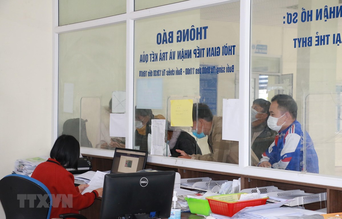Tham gia bảo hiểm xã hội, hưởng nhiều quyền lợi tối ưu khi nghỉ hưu Người lao động đến giải quyết chế độ tại cơ quan Bảo hiểm xã hội huyện Quỳnh Lưu, tỉnh Nghệ An. (Ảnh: Bích Huệ/TTXVN)