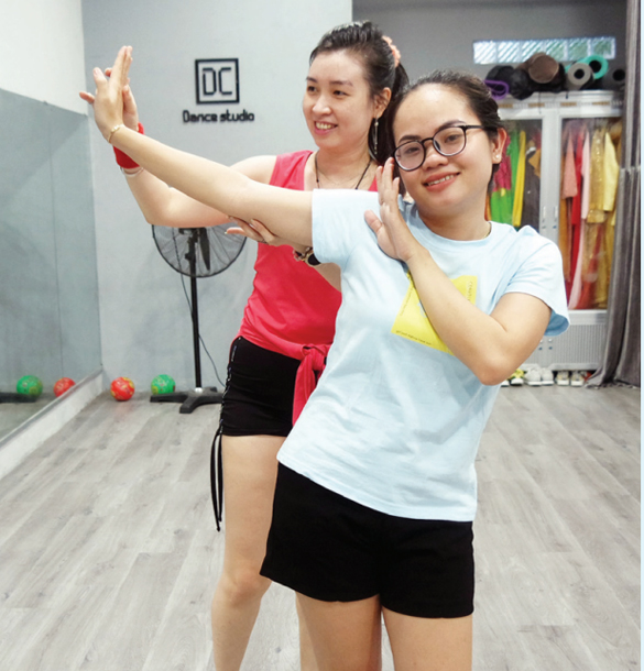 Chị Thanh Tuyền (bên trái) chỉnh sửa động tác cho các học viên 