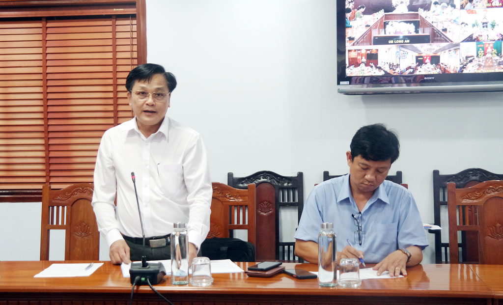 Long An accelerates Covid-19 vaccination and cleans vaccination data Deputy Director of the Department of Health - Bui Quoc Dung reports on the situation of vaccination against Covid-19 in the province