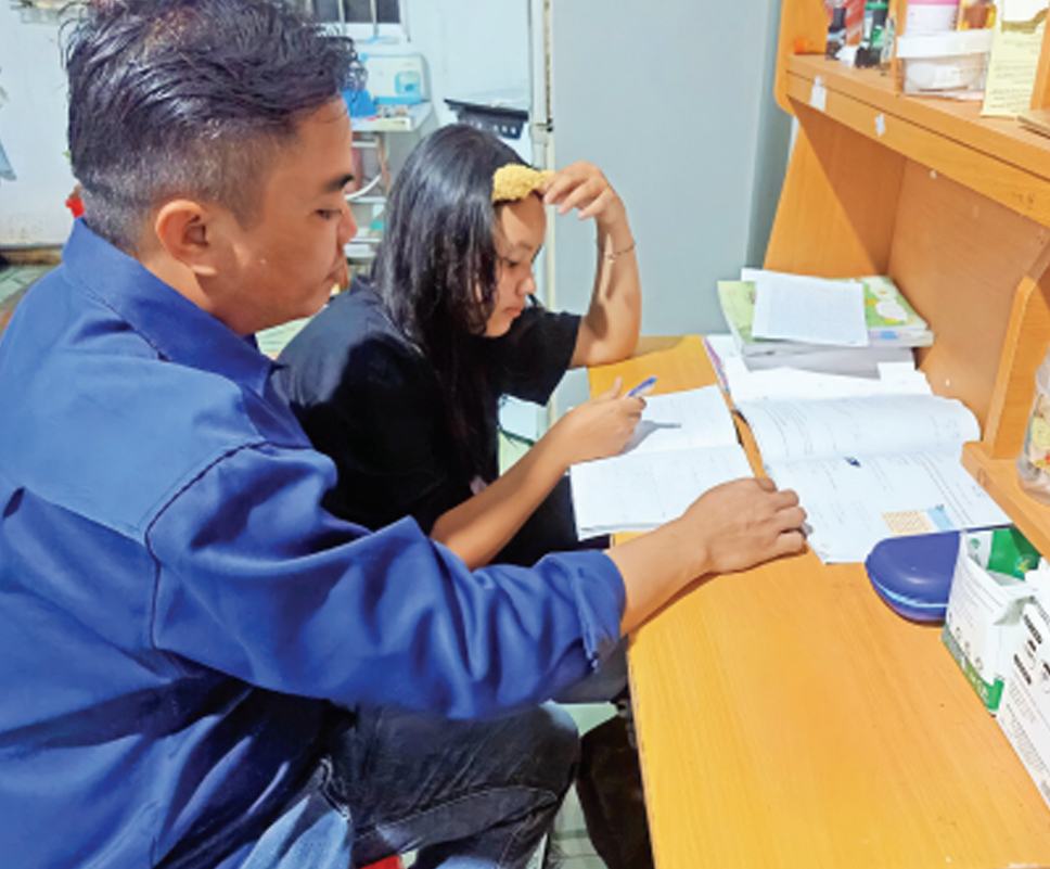 Anh Nguyễn Hoài Linh Tuấn hướng dẫn con gái học tập theo thời khóa biểu ở nhà