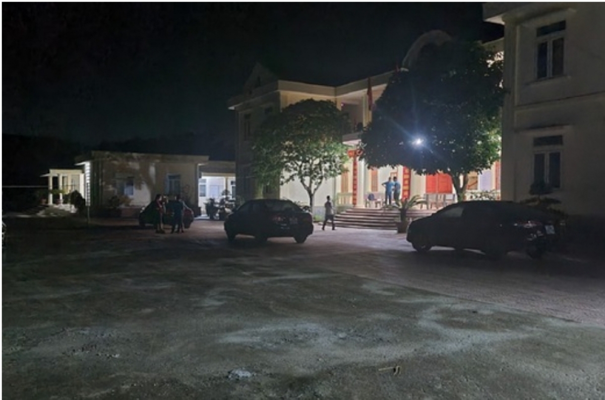 Lực lượng túc trực xuyên đêm tại UBND xã Thành Long