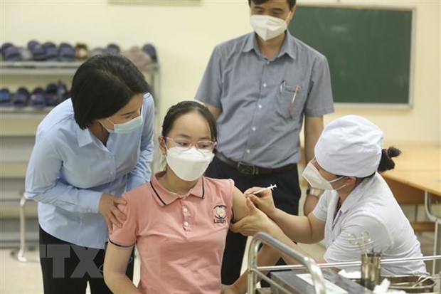 Tiêm vaccine phòng COVID-19 cho trẻ từ 5 đến dưới 12 tuổi, tại điểm tiêm trường THCS Lê Quý Đôn, quận Hà Đông. (Ảnh: Minh Quyết/TTXVN)