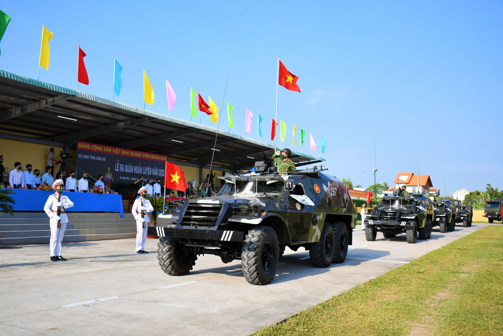 Đoàn xe thiết giáp tham gia diễu binh trong Lễ ra quân huấn luyện năm 2022