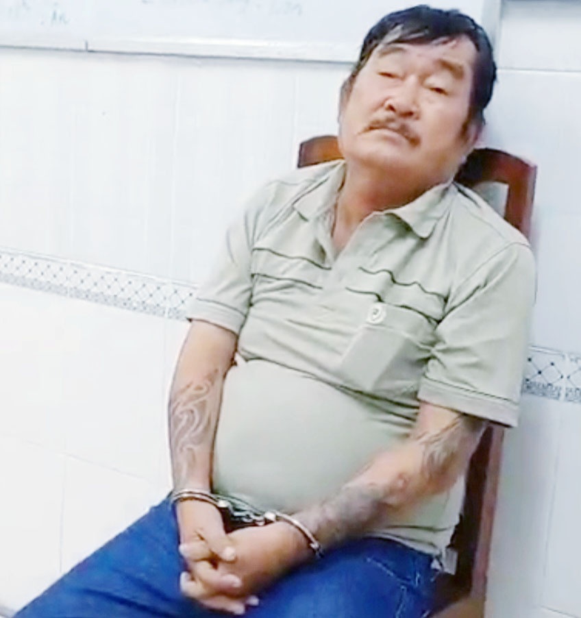 Bạc Liêu: Bắt khẩn cấp nghi phạm đâm chủ quán karaoke trọng thương Ngô Việt Em tại Cơ quan CSĐT Công an tỉnh Bạc Liêu. Ảnh CTV