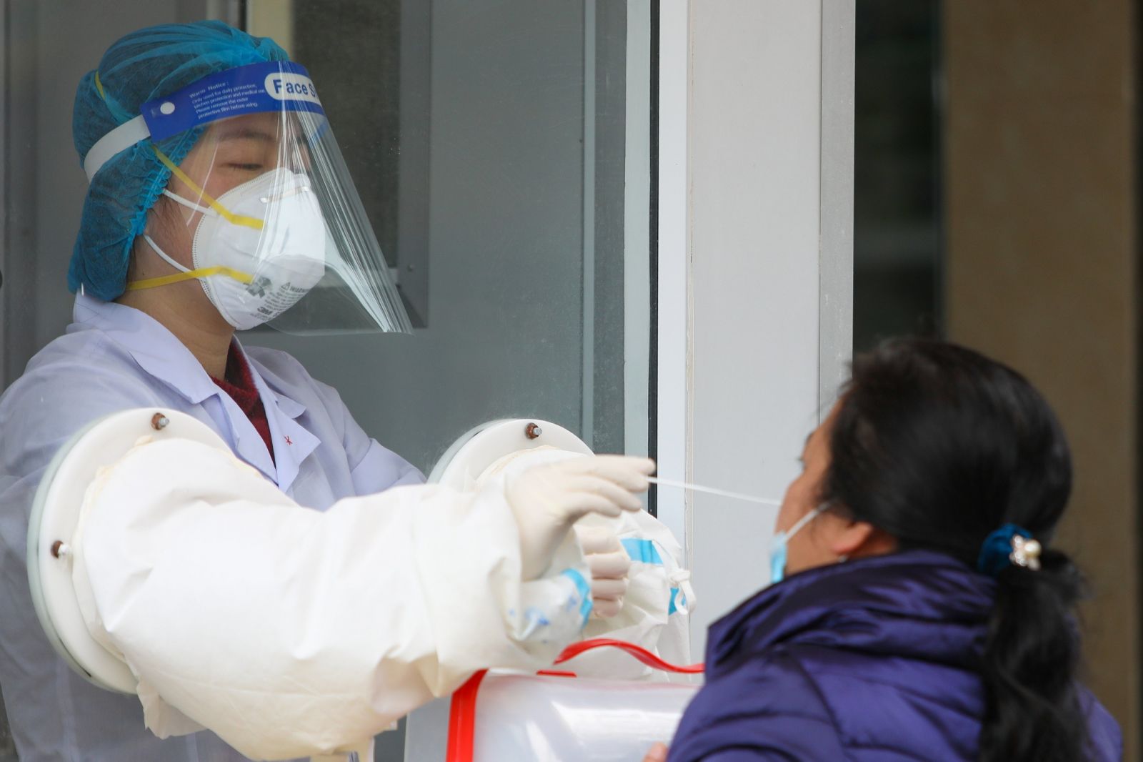 Trung bình 7 ngày qua, cả nước chỉ ghi nhận dưới 1.000 ca mắc mới mỗi ngày. Ảnh ĐẬU TIẾN ĐẠT