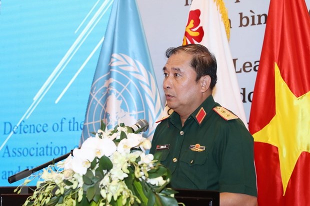 Trung tướng Phùng Sĩ Tấn, Phó Tổng Tham mưu trưởng Quân đội Nhân dân Việt Nam phát biểu tại hội thảo. (Ảnh: Trọng Đức/TTXVN)