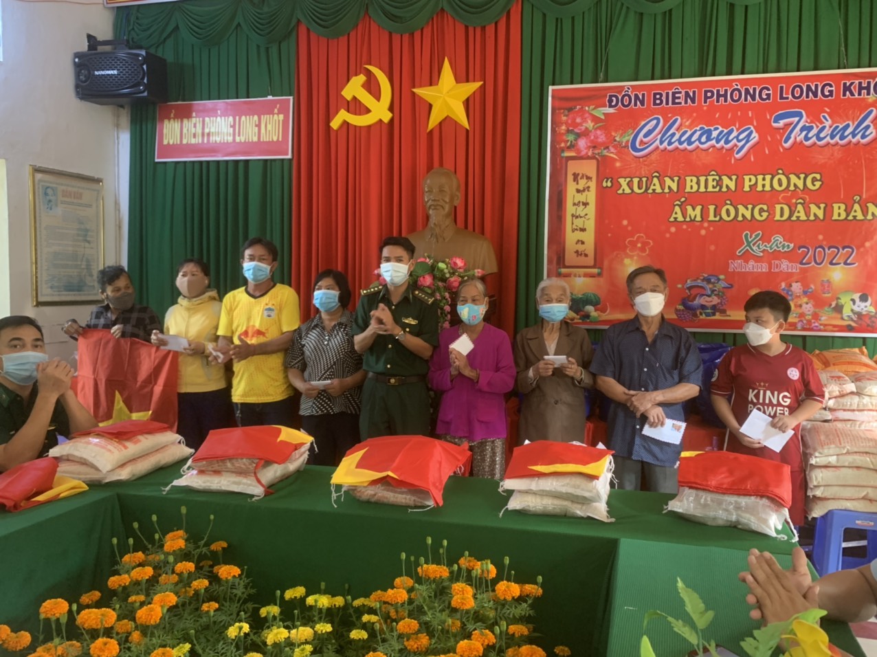 Đồn Biên phòng Long Khốt tặng quà cho người dân trên địa bàn xã Thái Bình Trung