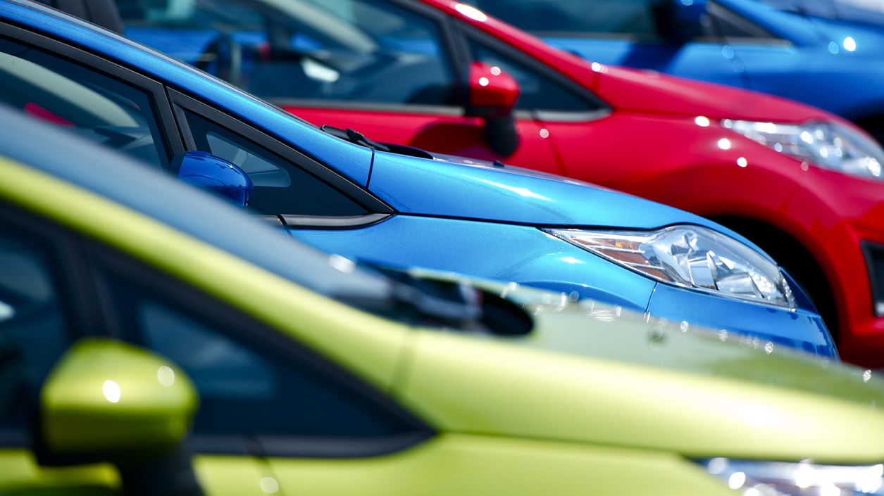Màu sắc ngoại thất của một chiếc ô tô tác động đáng kể đến việc nó mất giá nhanh như thế nào sau vài năm đầu sử dụng  ISEECARS  Mới đây, iSeeCars đã tiến hành cuộc khảo sát với hơn 650.000 giao dịch mua bán ô tô đã qua sử dụng sau 3 năm để xác định tỷ lệ mất giá, khả năng giữ giá (khấu hao) trung bình theo từng màu sắc xe.  Theo Karl Brauer, nhà phân tích thị trường đang làm việc cho iSeeCars: “Màu sắc của một chiếc xe là một trong những yếu tố được cân nhắc khi người mua ô tô quyết định lựa chọn kiểu dáng và sản phẩm. Bên cạnh đó, màu sắc cũng góp phần quyết định giá trị của một chiếc ô tô khi bán lại. Với việc khấu hao là chi phí lớn nhất khi đã sở hữu ô tô, người tiêu dùng nên cân nhắc kỹ lưỡng việc lựa chọn màu sắc xe, đặc biệt những người có kế hoạch bán xe của mình”.  Thông thường, khi mua ô tô mới phần lớn khách hàng đều chọn ô tô màu trắng, màu bạc… nhưng theo khảo sát của iSeeCars đây không phải là màu sắc giúp ô tô giữ giá nhất khi bán lại cho chủ sở hữu mới.