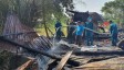 UBND huyện Tân Thạnh thăm, trao tiền hỗ trợ gia đình bị cháy nhà