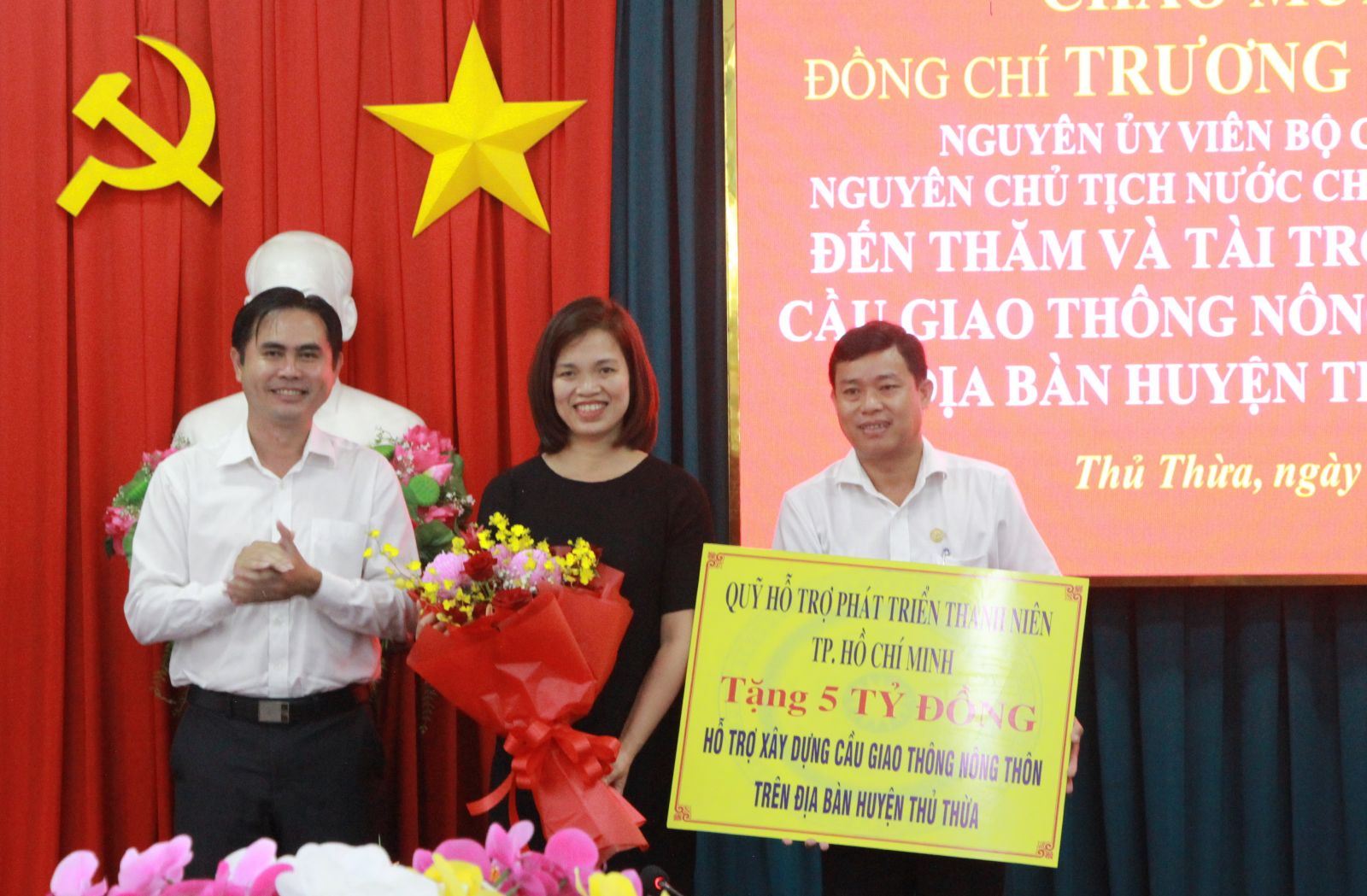 Former State President - Truong Tan Sang gives 10 billion VND to support education and rural transport in Long An