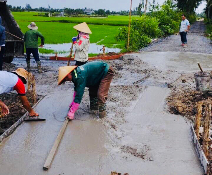 5/7 khu dân cư tại xã Tân Bửu đang triển khai, thực hiện mô hình Mỗi khu dân cư một công trình, qua đó góp phần hoàn thiện kết cấu hạ tầng giao thông, tạo bước đệm cho Tân Bửu đạt xã nông thôn mới nâng cao trong giai đoạn tới