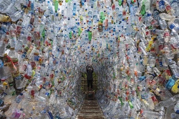 Các nhà bảo vệ môi trường lắp ráp các loại rác thải nhựa làm viện bảo tàng tại Gresik ở phía Đông đảo Java của Indonesia. (Ảnh: AFP/TTXVN)
