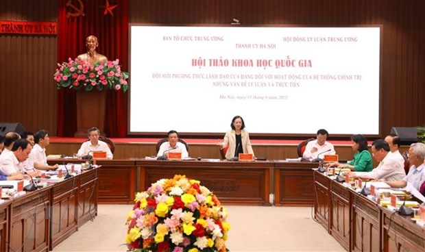 Hội thảo khoa học quốc gia về đổi mới phương thức lãnh đạo của Đảng Bà zTrương Thị Mai, Ủy viên Bộ Chính trị, Bí thư Trung ương Đảng, Trưởng Ban Tổ chức Trung ương phát biểu. (Ảnh: Văn Điệp/TTXVN) Tổng hợp các ý kiến tham luận tại hội thảo, Trưởng Ban Tổ chức Trung ương Trương Thị Mai cho rằng Ban Chỉ đạo Đề án Trung ương 6 đã rút ra nhiều ý kiến hay, vấn đề cụ thể để đề xuất với Trung ương. Đó là đổi mới phương thức lãnh đạo phải cụ thể hóa, tối ưu hóa để hiện thực hóa tốt nhất các chủ trương, đường lối của Đảng. Trong quá trình đó, các cấp ủy, tổ chức Đảng phải phát huy tinh thần đoàn kết, đồng thuận tạo hiệu ứng mạnh mẽ để tổ chức thực hiện, nhất là trước những việc khó. Trong quá trình lãnh đạo, cấp ủy, tổ chức Đảng phải thực hiện tốt nguyên tắc tập trung dân chủ, gắn với hoàn thiện quy trình, quy chế làm việc; phát huy vai trò của người đứng đầu cũng như tính tới việc cho phép người đứng đầu có thêm một số thẩm quyền. Để đổi mới phương thức lãnh đạo, quan trọng nhất là cán bộ phải có năng lực, đạo đức và bản lĩnh. Công tác đánh giá cán bộ phải được thực hiện một cách chính xác để lựa chọn đúng cán bộ; đồng thời phải tạo dựng khuôn khổ pháp lý, quy định để cán bộ không dám và không thể tham nhũng, tiêu cực... Đổi mới phương thức lãnh đạo cần phải phù hợp với đặc điểm, tình hình của từng loại hình tổ chức Đảng trong Mặt trận Tổ quốc, tổ chức chính trị-xã hội, đoàn thể nhân dân, đơn vị kinh tế...