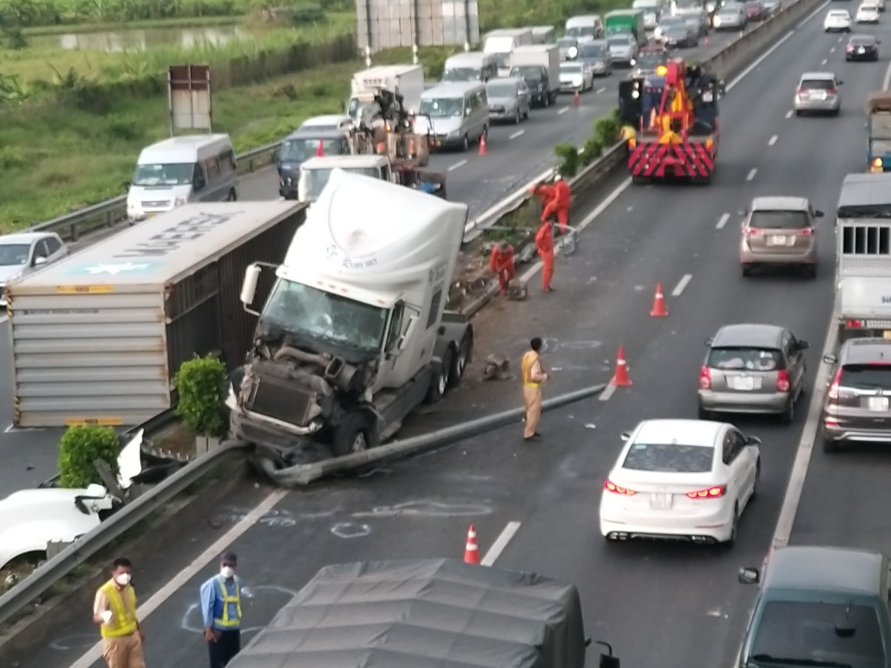 Xe container lật trên cao tốc TP.HCM – Trung Lương