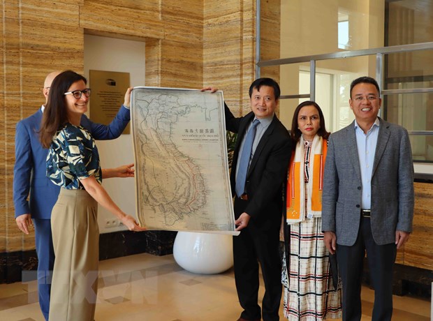 Ông Nguyễn Hùng Sơn, Phó Giám đốc Học viện Ngoại giao Việt Nam, trao tấm bản đồ An Nam Đại Quốc họa đồ cho bà Simina Badica, giám tuyển lưu trữ, Bảo tàng Lịch sử châu Âu. (Ảnh: Hương Giang/TTXVN)
