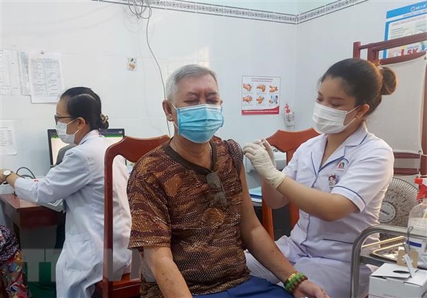 Người dân đến tiêm vaccine phòng COVID-19 tại trạm y tế xã Thanh Đức, huyện Long Hồ, Vĩnh Long. (Ảnh: Lê Thúy Hằng/TTXVN)