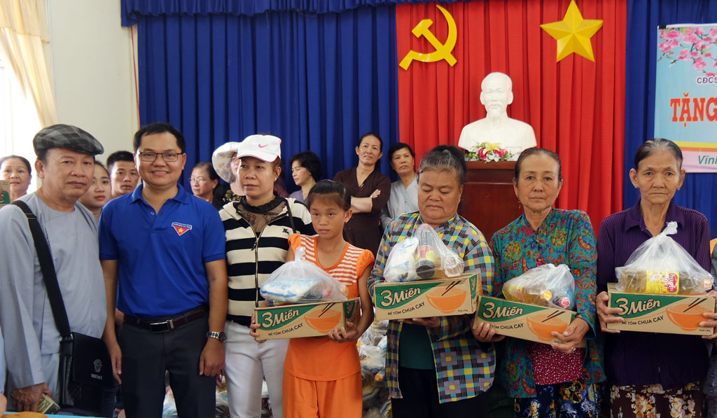 Báo chí kết nối tấm lòng nhân ái với những mảnh đời bất hạnh Chi đoàn Báo Long An chuẩn bị quà tặng hộ nghèo, người dân có hoàn cảnh khó khăn