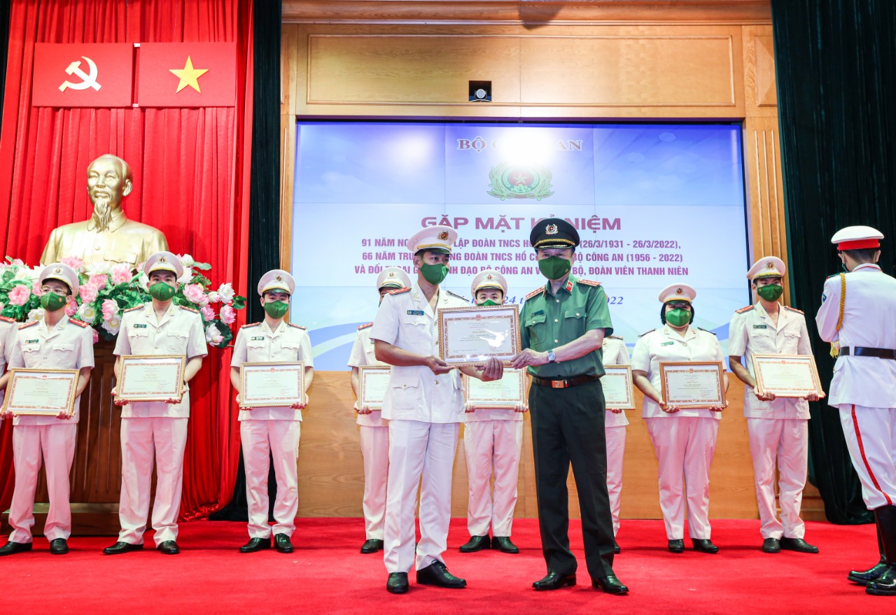 Đại úy Lê Hải Đăng được tặng Bằng khen của Bộ trưởng Bộ Công an khi là 1 trong 20 “Gương mặt trẻ Công an tiêu biểu” toàn quốc năm 2021 (Ảnh: NVCC)