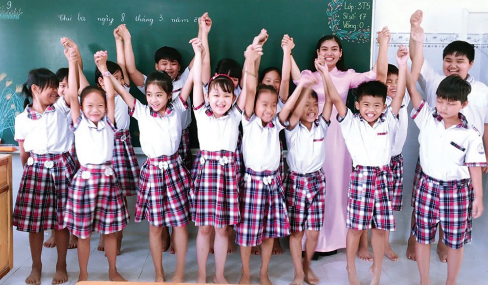 Lòng đam mê của 2 thế hệ Tài tử Huỳnh Lý là giáo viên, hiện công tác tại xã Thuận Bình, huyện Thạnh Hóa (ảnh: NVCC)