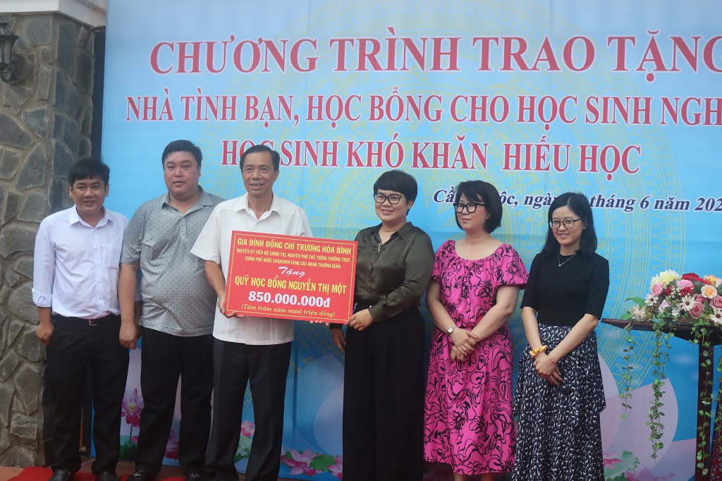 Nguyên Phó Thủ tướng Thường trực Chính phủ - Trương Hòa Bình trao nhà, học bổng cho học sinh nghèo hiếu học