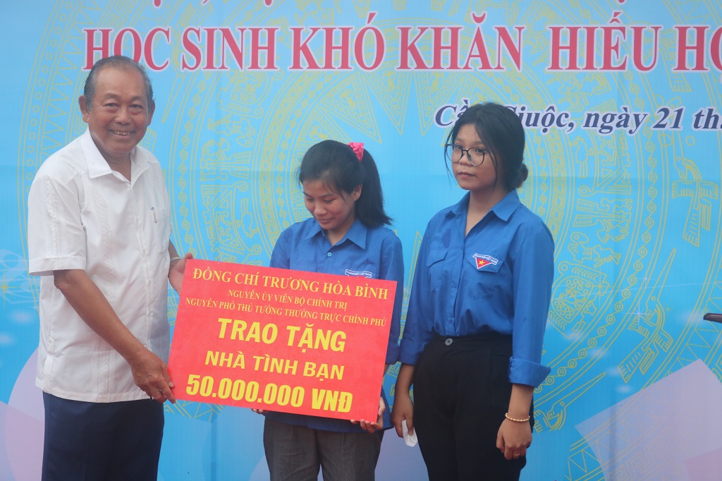 Nguyên Phó Thủ tướng Thường trực Chính phủ - Trương Hòa Bình trao nhà, học bổng cho học sinh nghèo hiếu học