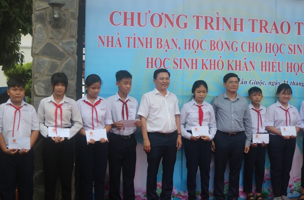 Nguyên Phó Thủ tướng Thường trực Chính phủ - Trương Hòa Bình trao nhà, học bổng cho học sinh nghèo hiếu học