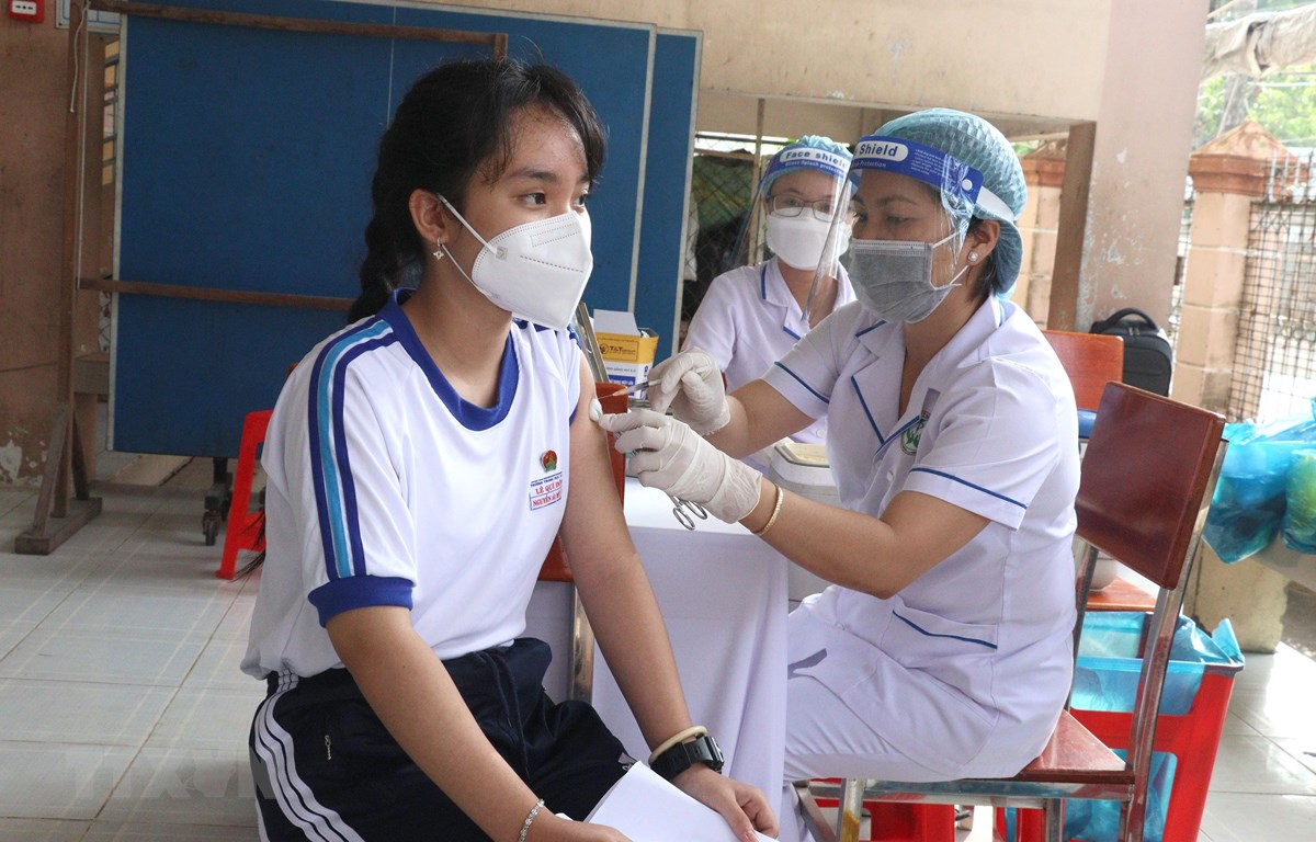 Tiêm vaccine ngừa COVID-19 cho học sinh. (Ảnh: Lê Thúy Hằng/TTXVN)