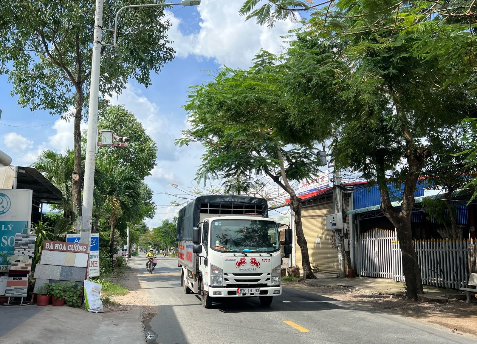 Hầu hết các tuyến đường trên địa bàn xã Long Trì đều được trang bị hệ thống đèn chiếu sáng, camera an ninh, kiểm soát người dân ra, vào địa bàn, bảo đảm an ninh, trật tự địa phương