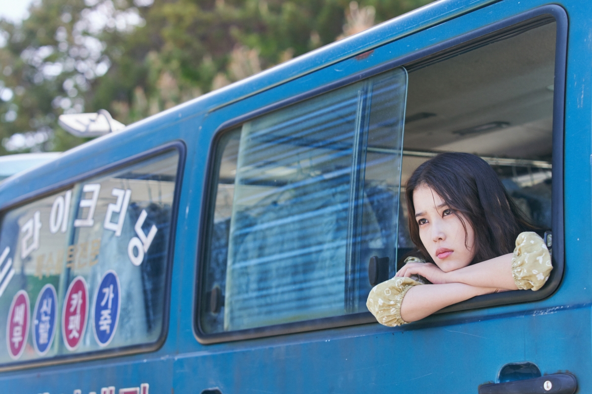 IU với màn chào sân điện ảnh ấn tượng trong 'Người môi giới'