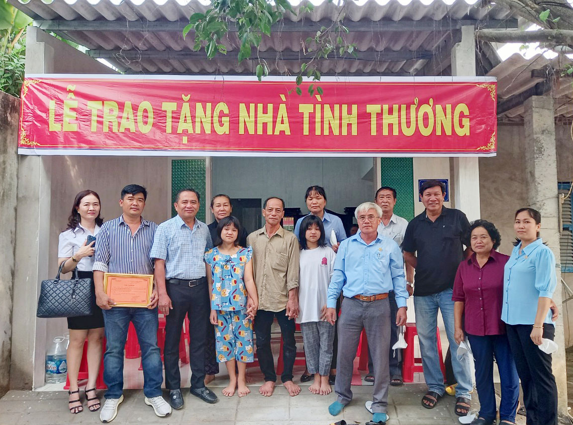 Chung tay chăm lo cho người nghèo, những gia đình gặp khó khăn Xã Nhị Thành vận động xây tặng nhà tình thương cho gia đình gặp khó khăn về nhà ở
