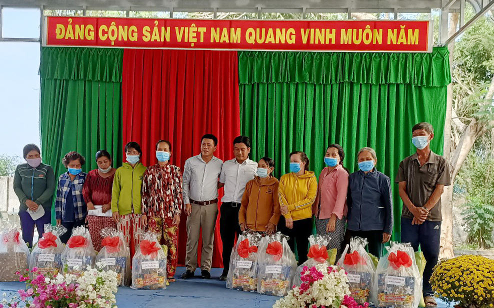 Xã Thạnh Hòa trao quà tết cho hộ nghèo, hộ cận nghèo nhân dịp Tết Nguyên đán Nhâm Dần năm 2022