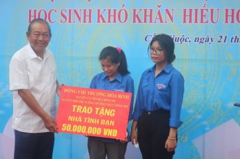 Former Permanent Deputy PM - Truong Hoa Binh handed over houses and scholarships to students