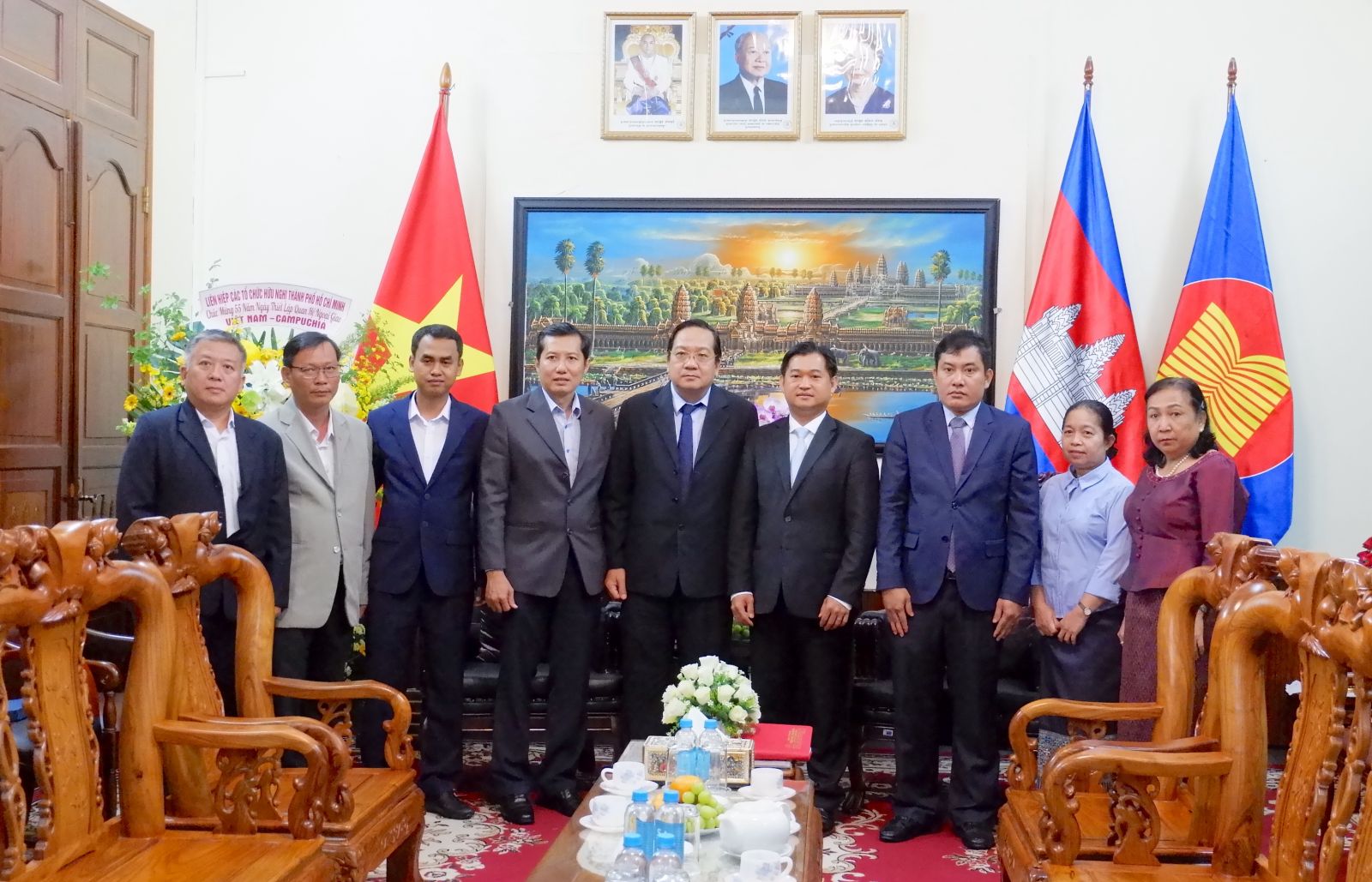 Long An leaders congratulates Consulate General of Laos and Cambodia