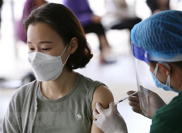 Lực lượng y tế quận Nam Từ Liêm (Hà Nội) tiêm vaccine mũi 2 cho người nước ngoài. (Ảnh: Hoàng Hiếu/TTXVN)