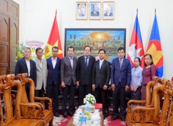 Lãnh đạo tỉnh Long An thăm và chúc mừng Tổng Lãnh sự Cộng hòa dân chủ nhân dân Lào và Tổng lãnh sự Vương quốc Campuchia
