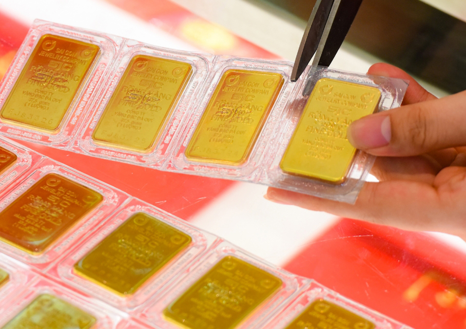 Giá vàng trong nước đang "loay hoay" trước biến động của giá vàng thế giới.