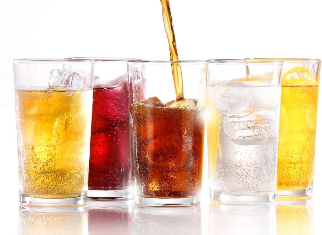 Nghiên cứu mới phát hiện ra rằng đồ uống có đường có thể làm tăng nguy cơ tử vong vì ung thư đại trực tràng. Ảnh SHUTTERSTOCK