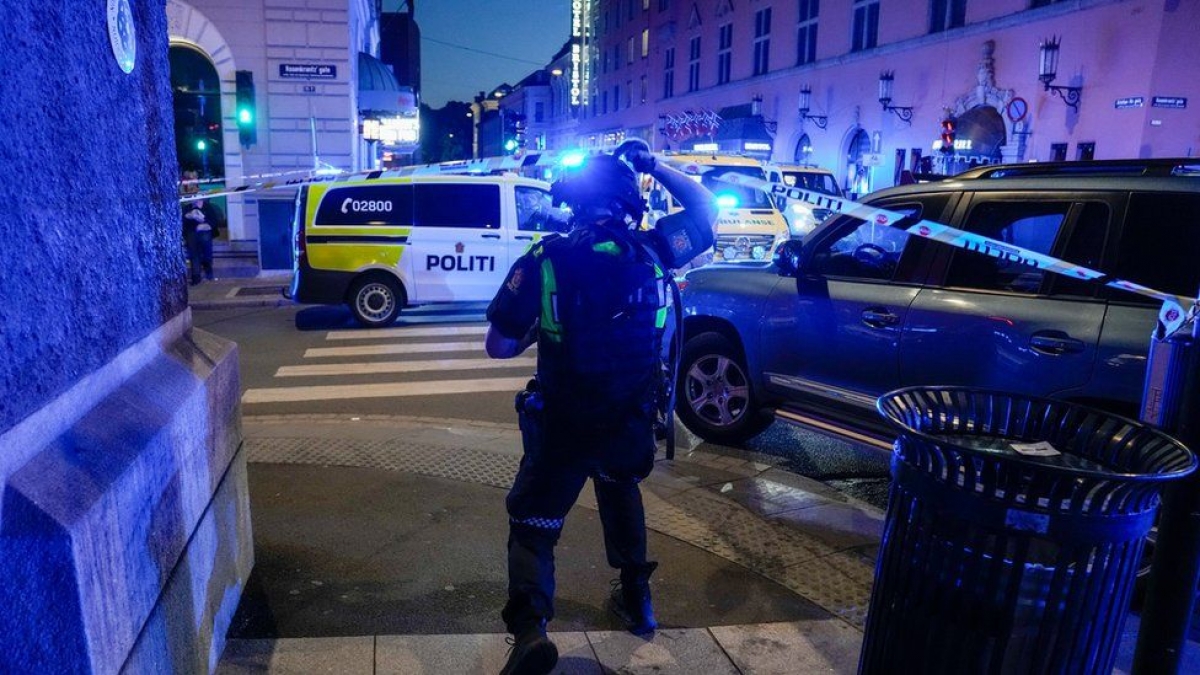 Cảnh sát phong toả hiện trường vụ xả súng ở Oslo. Ảnh: BBC