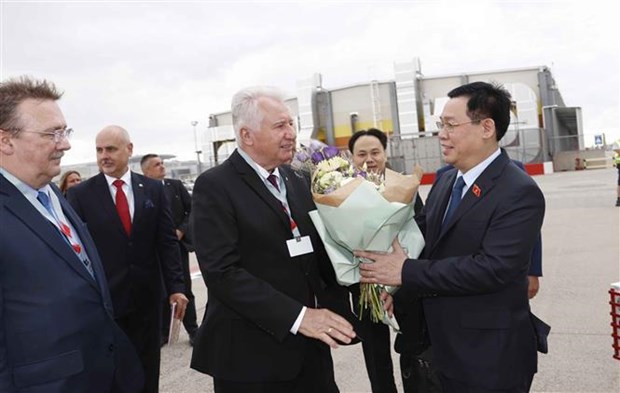 National Assembly Chairman arrives in Hungary, begins official visit