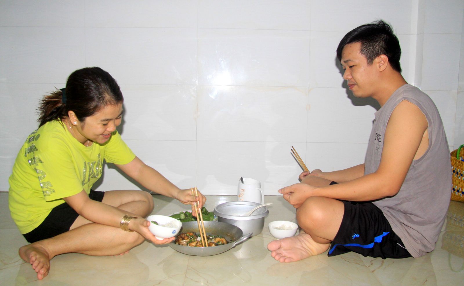 Với anh Trần Chí Tâm và chị Phạm Thị Thảnh, bữa cơm gia đình là một trong những khoảnh khắc hạnh phúc