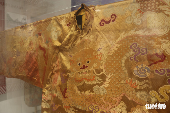 Áo quan nhất phẩm triều Nguyễn còn nguyên vẹn lần đầu ra mắt công chúng